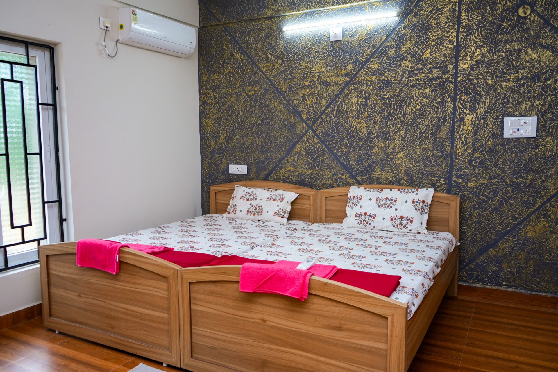 Double room with a garden-facing window